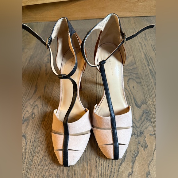 Zara Elegant Black and Tan Women's T-strap. Heels, size 9. EUC. - Picture 2 of 5